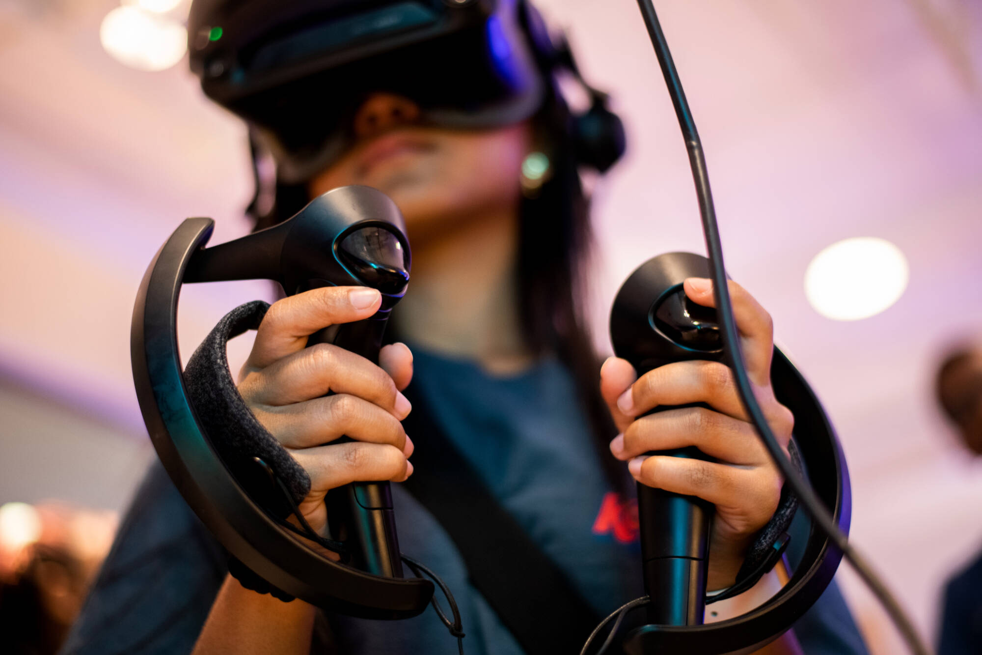 Suum Mung, a first-year GVSU student and T4 Scholar, uses a VR headset inside the Atomic Object Technology Showcase in the Mary Idema Pew Library.